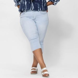 Judy blue midrise capri size 14W (open to offers)